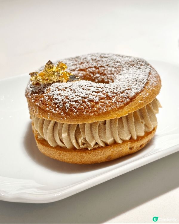 Paris Brest : 法式車輪泡芙上便放上金箔，賣相矜...