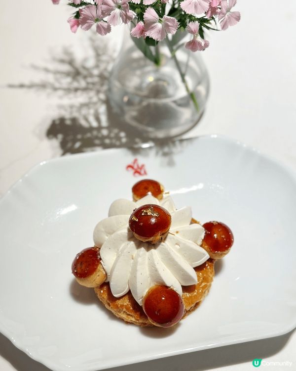 Paris Brest : 法式車輪泡芙上便放上金箔，賣相矜...