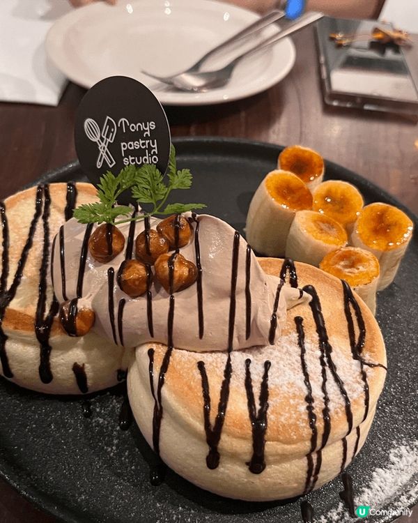 香港萬麗海景酒店萬麗咖啡室推出自助餐,食物豐富,可以任食蟹腳...