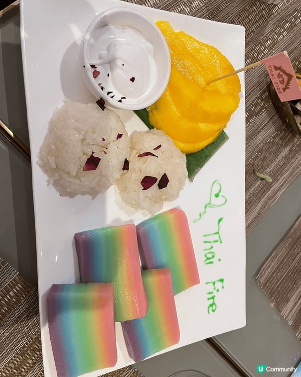 香港餐廳真係有好多不同甜品 布甸 七彩千層糕 牛角酥真係近期...