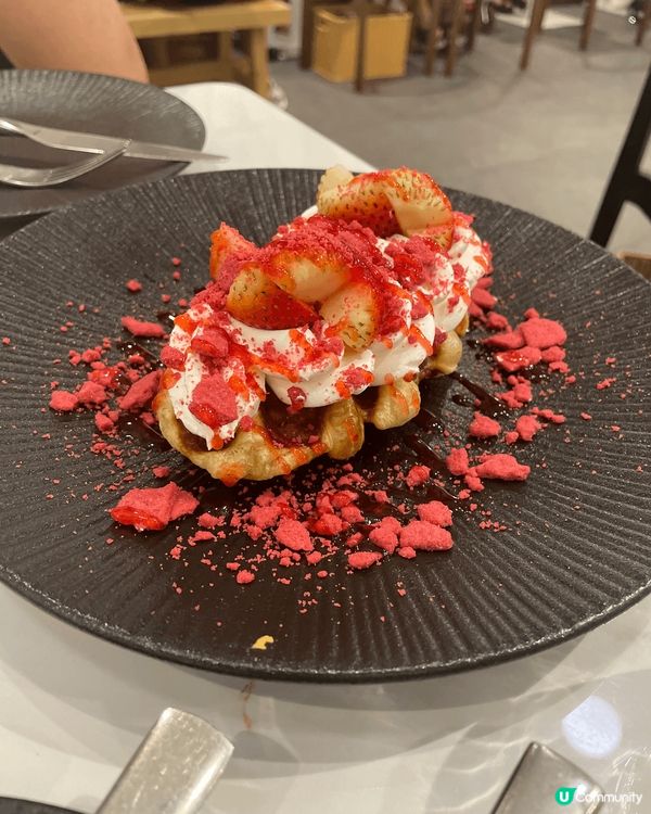 香港餐廳真係有好多不同甜品 布甸 七彩千層糕 牛角酥真係近期...