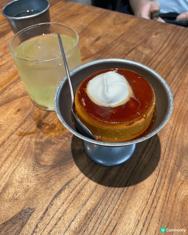 香港餐廳真係有好多不同甜品 布甸 七彩千層糕 牛角酥真係近期...