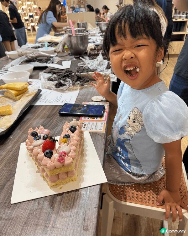 第一次同爸爸媽媽一齊整蛋糕，整左紅桑子忌廉蛋糕，過程中我不斷...