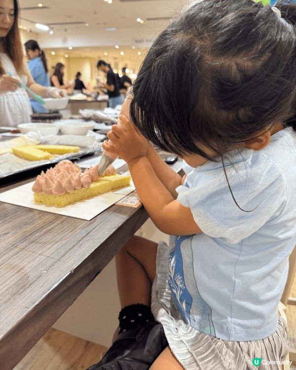 第一次同爸爸媽媽一齊整蛋糕，整左紅桑子忌廉蛋糕，過程中我不斷...