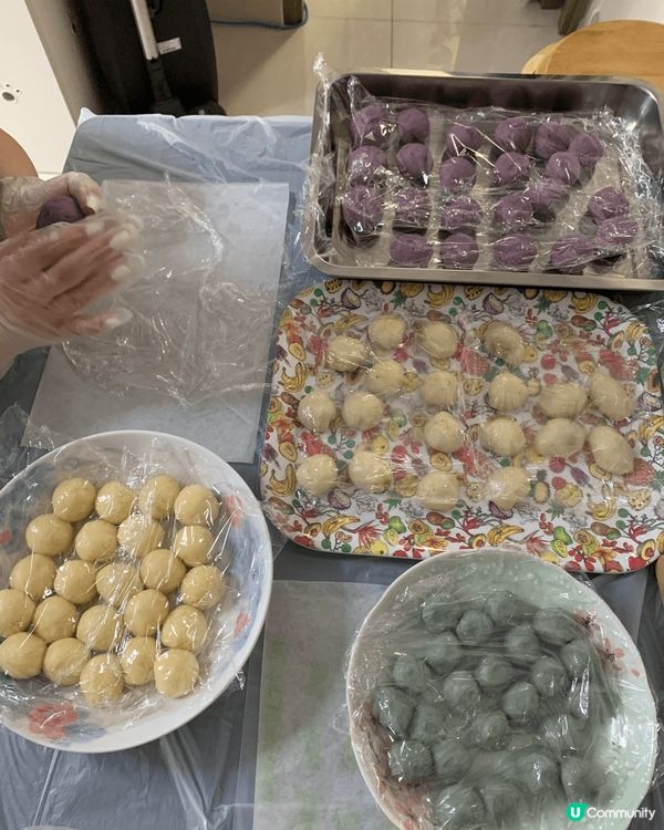 中秋節嘅時候，我自己就整咗香芋麻糬肉鬆酥，原來唔同顏色一層層...