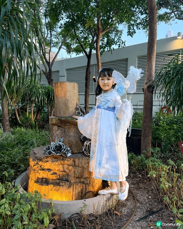 今個中秋我去咗如心園影相呀📸～我着住好似嫦娥咁嘅裙仔✨，喺花...