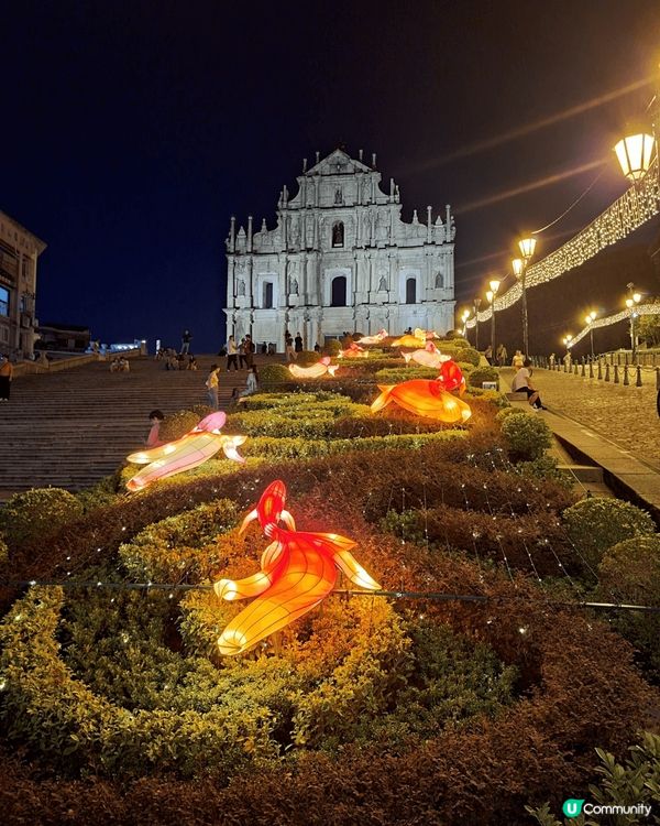 中秋節晚上嘅大三巴份外莊嚴又美，巨型燈籠好耀眼。 