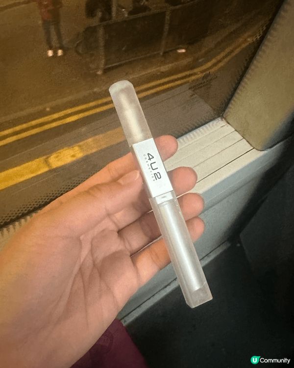 上述兩張圖片都是我喜愛的唇膏，一支是泰國買的，另一支是韓國買...