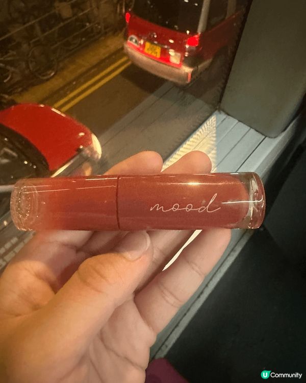 上述兩張圖片都是我喜愛的唇膏，一支是泰國買的，另一支是韓國買...