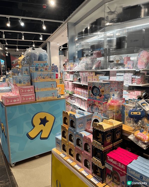 朗豪坊的最頂層的玩具反斗城見到人氣角色Fugglers, 雖...