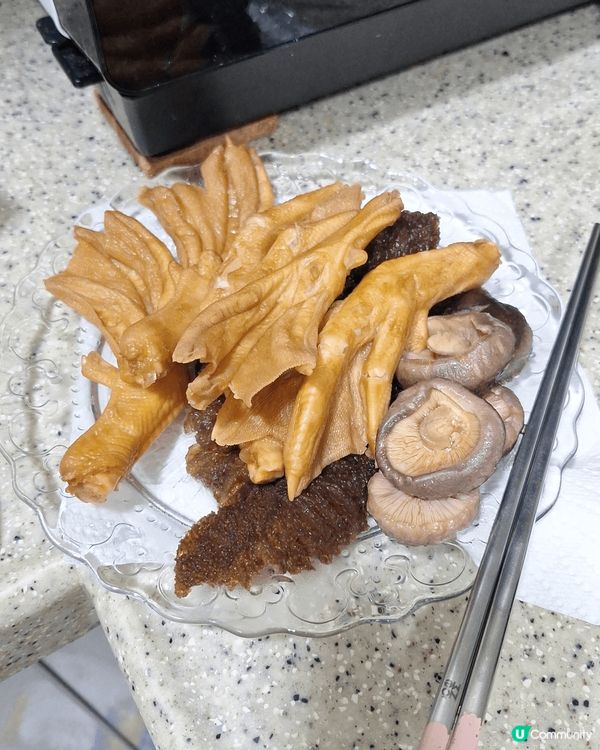 海參是廣東燉湯的珍貴食材，富含膠質，寓意健康長壽。一盅海參燉...