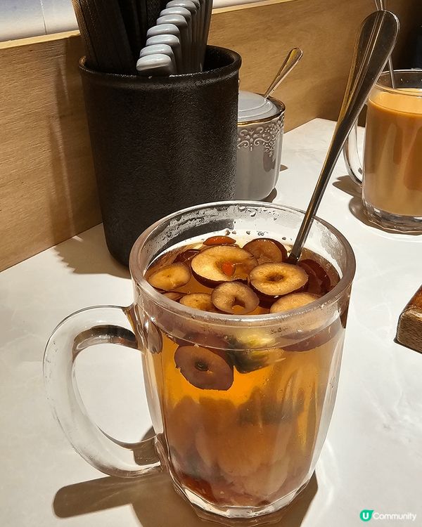 冷泡極品綠茶， 桂圓紅棗菊花蜜， 蜜糖烏龍奶茶~ 我們一行三...