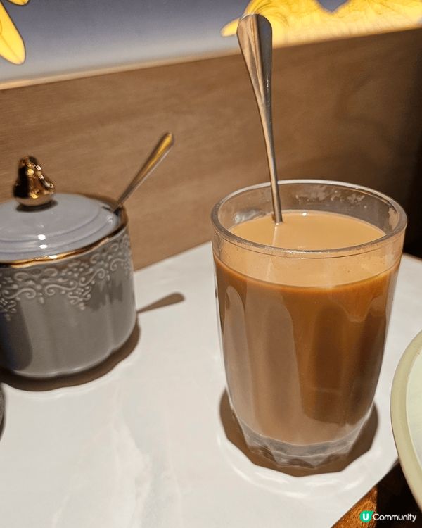 冷泡極品綠茶， 桂圓紅棗菊花蜜， 蜜糖烏龍奶茶~ 我們一行三...