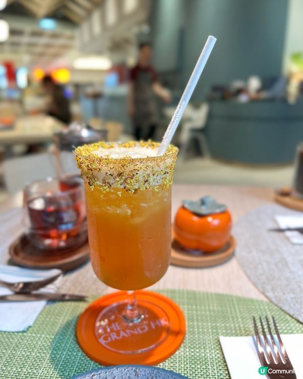 大片落地玻璃「觀光升降機」俯瞰維港美景 💕 再去嘆個下午茶