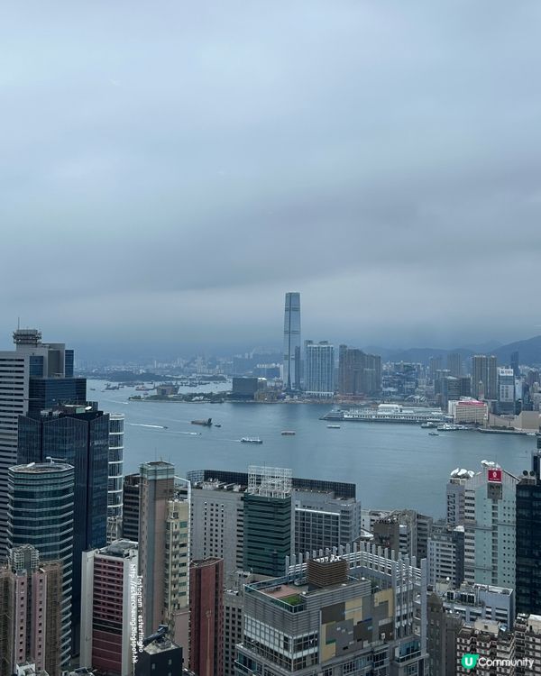 大片落地玻璃「觀光升降機」俯瞰維港美景 💕 再去嘆個下午茶