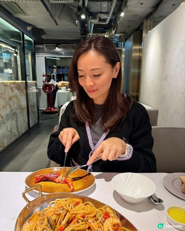 藝術感優雅意大利紅蝦海鮮意粉