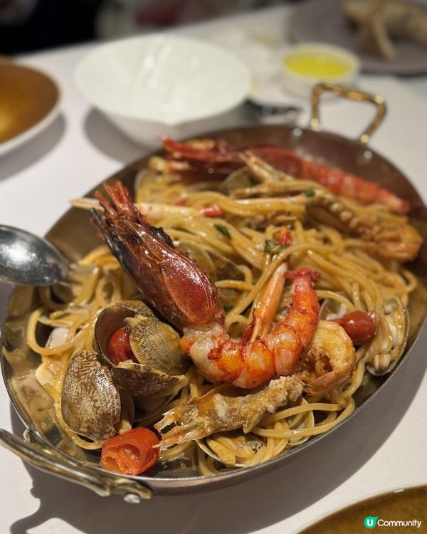 藝術感優雅意大利紅蝦海鮮意粉