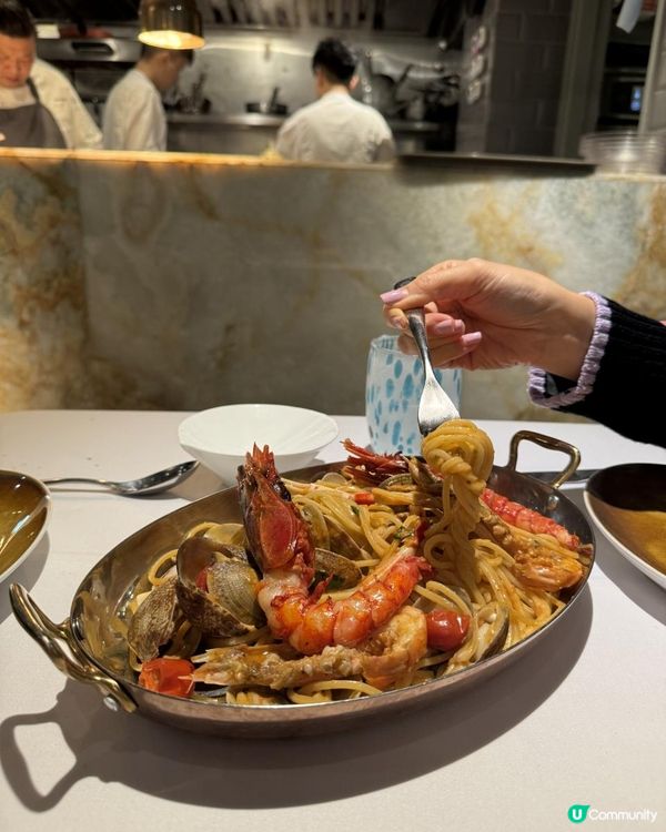 藝術感優雅意大利紅蝦海鮮意粉