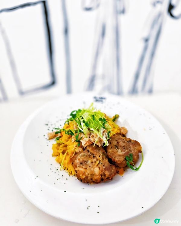 黑白打卡cafe📸！大澳蝦醬意粉勁惹味😋！