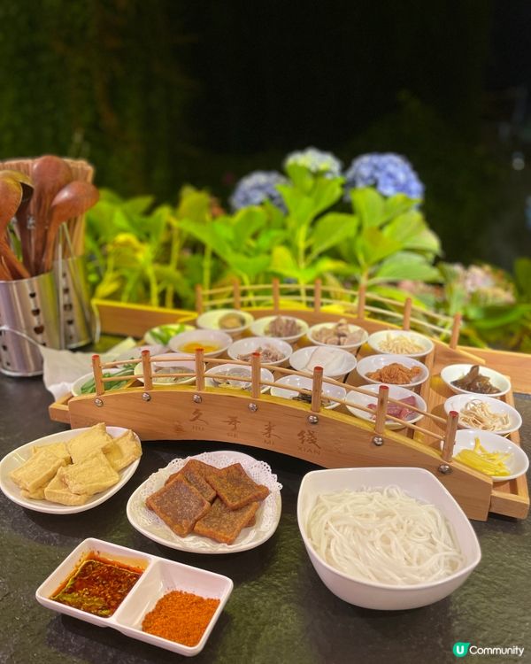 麗江古城米線排隊實測！🍜🤔