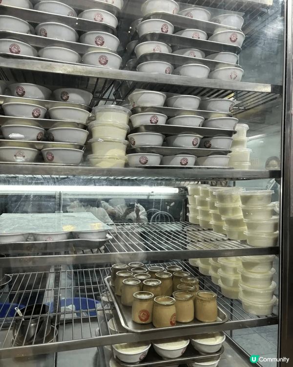 我推介港澳義順牛奶公司出品的紅豆雙皮奶，雙皮奶全部都係每日新...