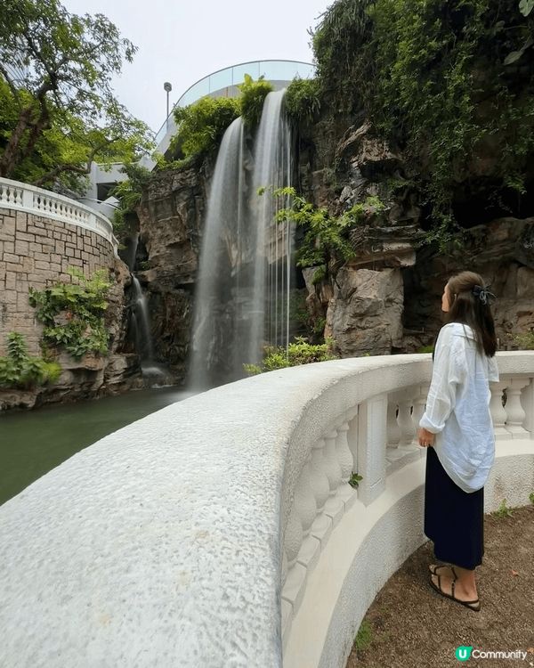 香港公園有難得一見的小瀑布，位於花園中間靠近pondside...