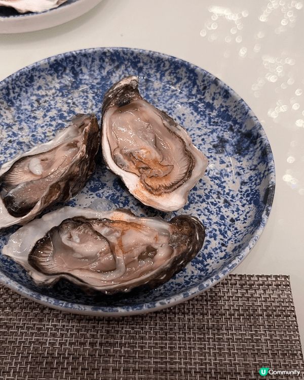 香港萬麗海景酒店萬麗咖啡室推出自助餐,食物豐富,可以任食蟹腳...