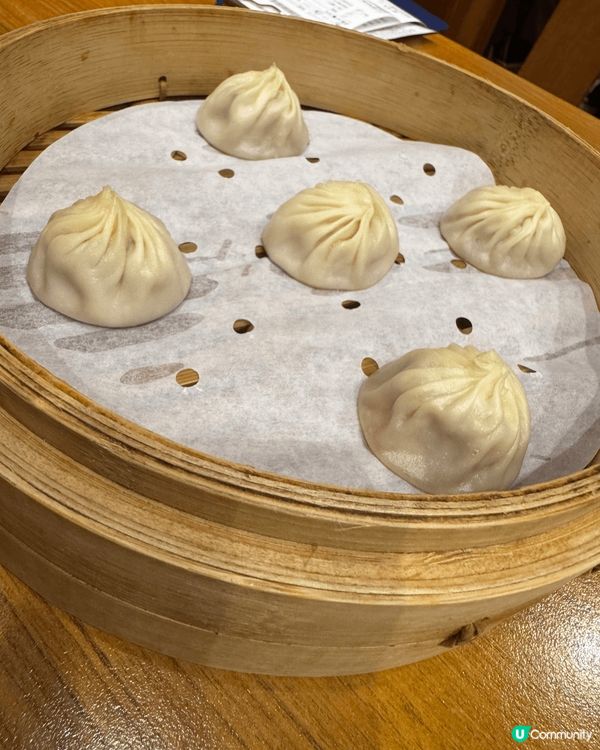 台北必到餐廳鼎泰豐食小籠包，皮薄餡靚又多汁。雖然要等候時間很...