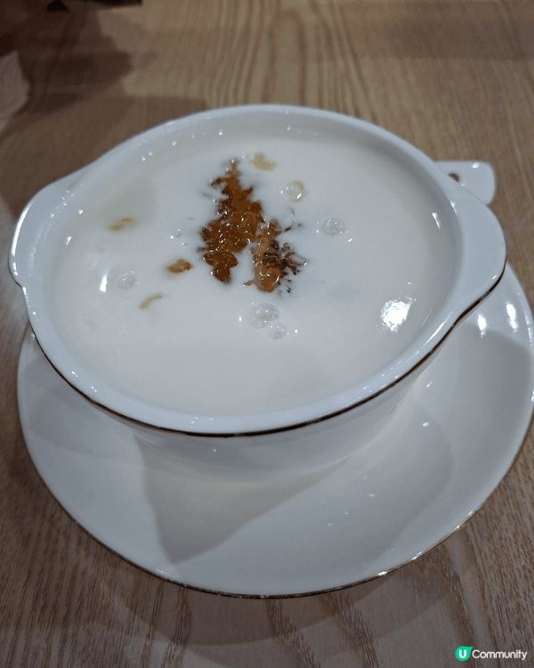 西環叫甜家的店舖，是家庭式經營，叫了桃膠杏仁，清清足料的味道...
