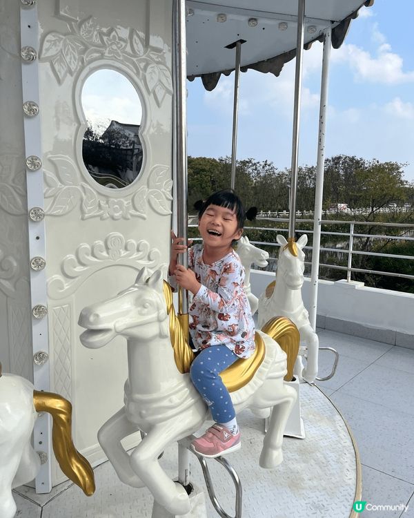 上個暑假，媽咪帶我去咗上海旅行，到野生動物園見到好多動物🦒🦓...