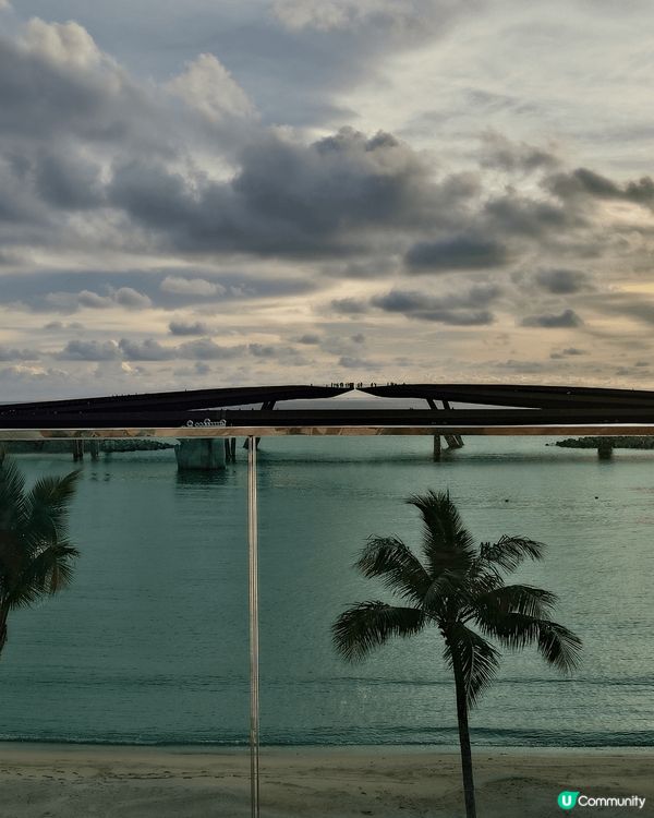 富國島接吻橋係出名嘅打卡景點之一，可以企喺觀光店睇夜晚嘅煙花...