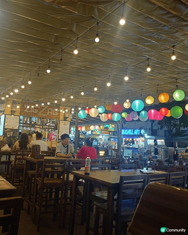 富國島接吻橋係出名嘅打卡景點之一，可以企喺觀光店睇夜晚嘅煙花...