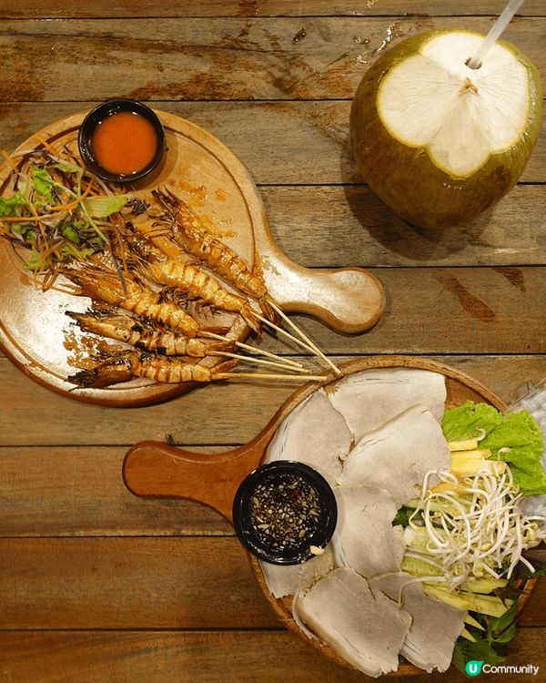 富國島接吻橋係出名嘅打卡景點之一，可以企喺觀光店睇夜晚嘅煙花...