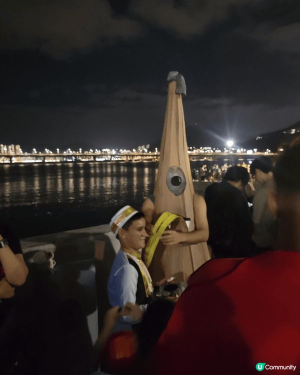 將軍澳海濱的萬聖節特別有趣！居民們化身鬼怪嚇人，小朋友就會拎...
