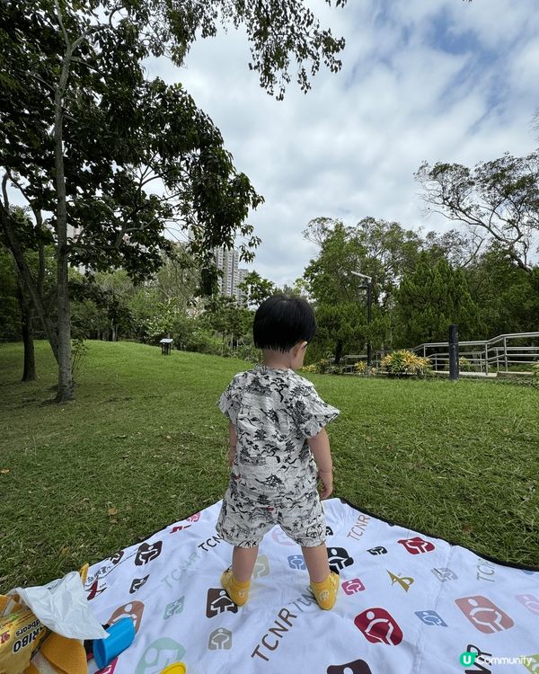 小朋友剛學步且牙牙學語，樂於到公園遊玩，看看飛鳥，昆蟲，和其...