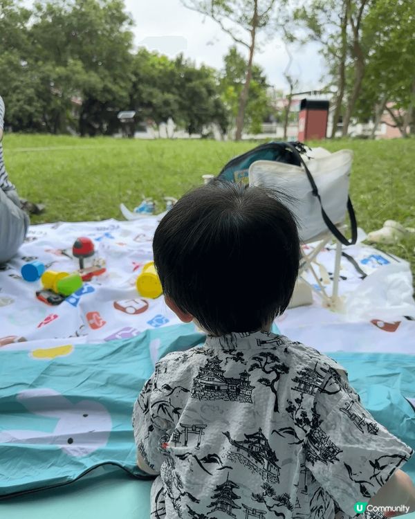 小朋友剛學步且牙牙學語，樂於到公園遊玩，看看飛鳥，昆蟲，和其...