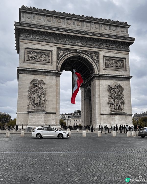 巴黎凱旋門，是一座位於法國巴黎十七區的戴高樂廣場中央的凱旋門...