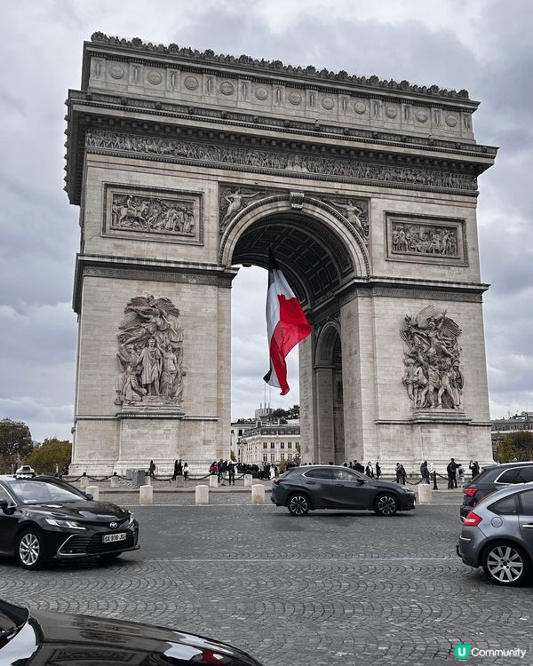 巴黎凱旋門，是一座位於法國巴黎十七區的戴高樂廣場中央的凱旋門...