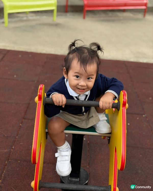 Hogi每日放學最鍾意就係叫mami帶佢去公園放下電，玩瀡滑...