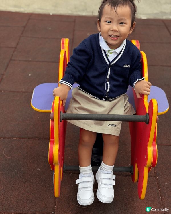 Hogi每日放學最鍾意就係叫mami帶佢去公園放下電，玩瀡滑...