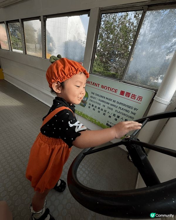 Hogi每日放學最鍾意就係叫mami帶佢去公園放下電，玩瀡滑...