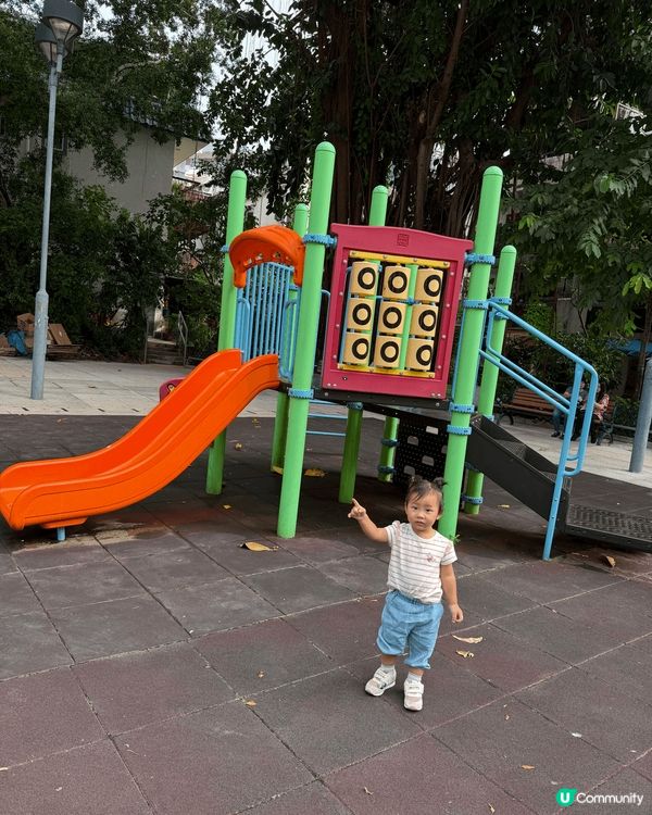 Hogi每日放學最鍾意就係叫mami帶佢去公園放下電，玩瀡滑...