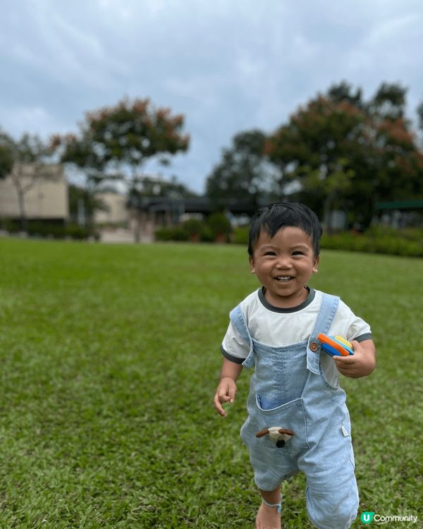 放假嘅時候帶小朋友去公園盡情地放電，草地上盡情地奔跑，沙池上...