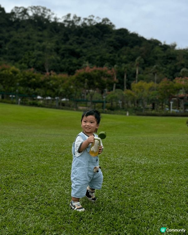 放假嘅時候帶小朋友去公園盡情地放電，草地上盡情地奔跑，沙池上...