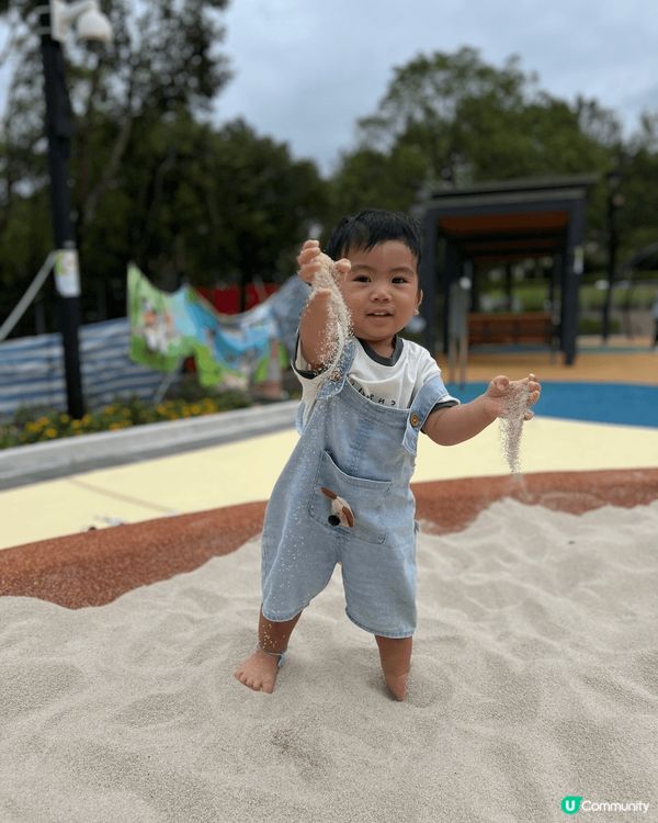 放假嘅時候帶小朋友去公園盡情地放電，草地上盡情地奔跑，沙池上...