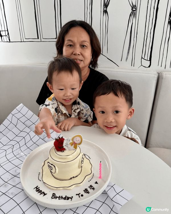 婆婆生日當然唔少得叫咗個2d cake 🎂 同婆婆慶祝。是用...