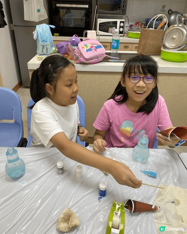 小朋友做手工真係好易整到周圍污糟，所以一定要有幾包濕紙巾放枱...