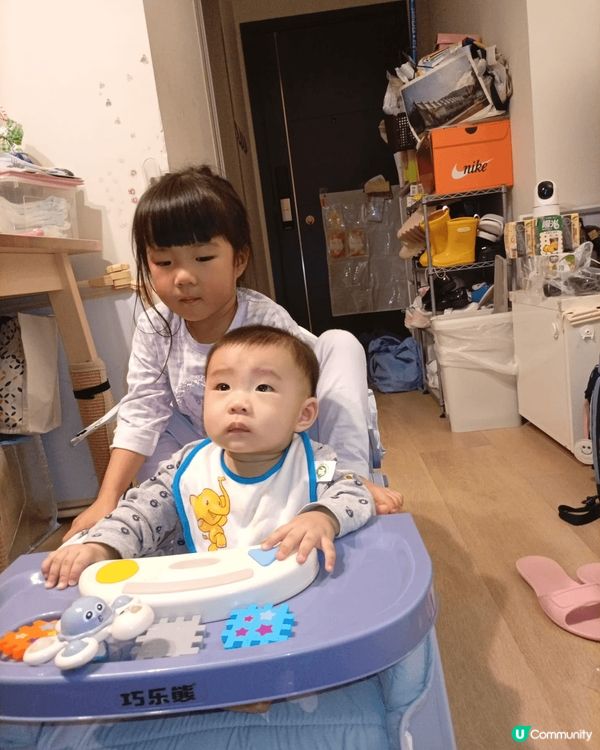 三歲家姐與七個月細佬日常糖黐豆，家姐最愛扮細佬，細佬最愛跟家...