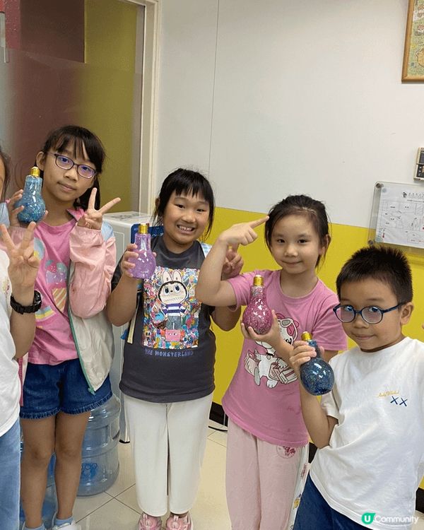 小朋友做手工真係好易整到周圍污糟，所以一定要有幾包濕紙巾放枱...