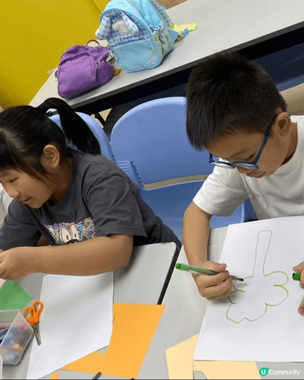 小朋友做手工真係好易整到周圍污糟，所以一定要有幾包濕紙巾放枱...